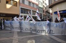 Trento - I No Tav contestano la "piazza dell'autonomia trentina"