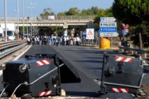 Bari - Immigrati del Cara in rivolta, è guerriglia treni sospesi, bloccata la città: 35 agenti feriti