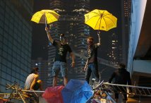 Foto Hong Kong - Sgomberato l'ultimo accampamento. Ritorneremo, dicono gli attisti di Occupy Central