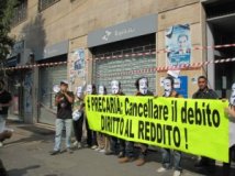 Napoli - Precaria: gli indignados impacchettano Equitalia