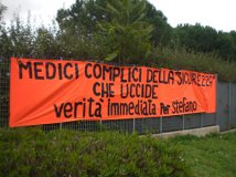 Azione di protesta di fronte l'ospedale Pertini