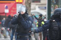Acte XII. Francia in piazza a contro le armi e le violenze della polizia 