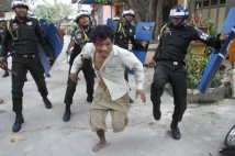 Cambogia - Lavoratori si scontrano con la polizia nelle proteste contro lo sfruttamento delle multinazionali 