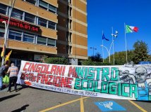 Roma - Ambientalisti e attiviste per il clima presidiano il ministero di Cingolani