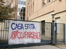 "Casa sfitta. Occuparsene": conferenza stampa e "tour dell'abbandono" a Padova dopo lo sgombero di via Melette