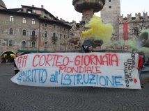 Trento - Flash mob degli studenti verso la giornata internazionale del diritto all'istruzione