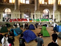 "O la Borsa o la vita": occupata piazza Affari a Milano dagli attivisti climatici