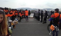 #Overthefortress - polizia schierata a bloccare l'accesso al campo di Idomeni ad attivisti e aiuti umanitari