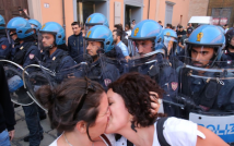 Bologna - Un migliaio di persone respingono i fascisti-omofobi