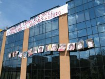 Le foto dei figli deli operai Nortel sulla facciata della sede occupata