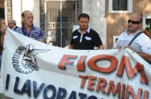 Termini - Gli ex operai Fiat in corteo occupata le sedi di Unicredit e Intesa