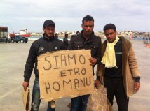 Lampedusa - Migranti e abitanti prigionieri del Viminale