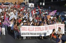 La marcia dei precari "Troppi tagli uccidono la scuola"