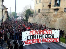 «Tempo di riscatto e insubordinazione». Oltre 30.000 a Macerata contro ogni fascismo, sessismo e razzismo. 