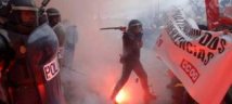 Spagna- Coruña- Pompieri si scontrano con poliziotti antisommossa
