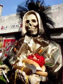 La Santa Muerte a Tepito: né chiesa, né stato per gli emarginati