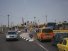 Check point per entrare a Ramallah; le automobili in fila hanno la targa verde palestinese