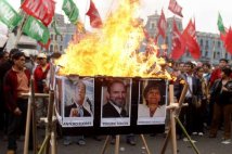 Perù - In migliaia manifestano contro il governo