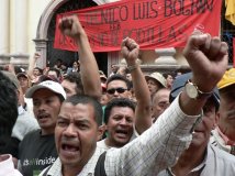 Proteste davanti al congresso a Tegucigalpa