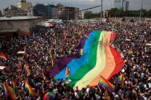 Turchia - Weekend di fuoco, Lgbt Pride-parade e assemblee: la rivolta continua