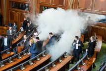 Kosovo - Ancora proteste all'interno del Parlamento