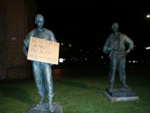 Bologna - Statue unite contro la crisi!