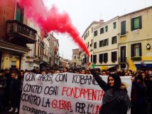 Venezia - Oltre cinquecento studenti in piazza. Con Parigi, con Kobane