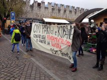 Trento - Studenti in piazza contro guerra e fondamentalismi