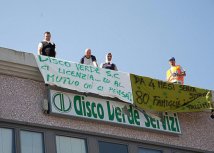 I dipendenti della Disco Verde sul tetto dell'azienda occupata