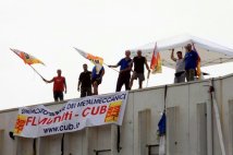 Mesero, protesta sul tetto della fabbrica "Disatteso l'accordo sulla Esab Saldatura"