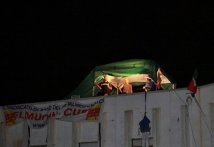 Mesero, gli operai bloccano l'ad in ufficio prosegue la protesta sul tetto della Esab
