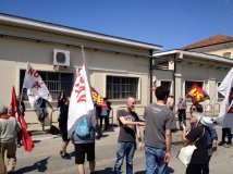 Vicenza - Rumoroso comitato di accoglienza a Delrio