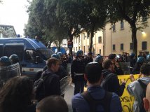 Pesaro - Contestato Renzi e il Pd. La campagna per il No sociale già in piazza