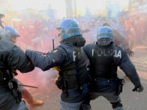 Milano - Polizia carica gli studenti che protestano contro i tagli all'istruzione della regione guidata dalla Lega