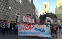 Napoli - In centinaia in solidarietà con Mezzocannone Occupato