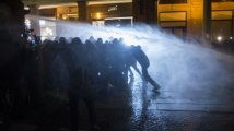 Bologna - La polizia carica la piazza antifascista: idranti e lacrimogeni e due fermi