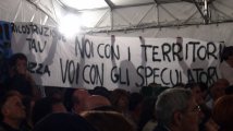 L'Aquila - Contestato Bersani:"Ricostruzione, TAV, monnezza - noi coi territori, voi con gli speculatori