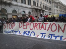 Welcome a Roma: i rifugiati manifestano sotto la Prefettura