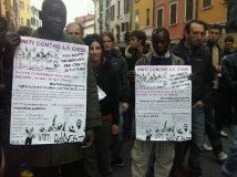 Brescia - Enorme la manifestazione "Siamo tutti sulla gru"