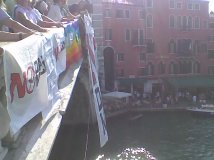 Venezia, iniziativa dei No dal Molin sul Ponte di Rialto - Lanci di agenzia