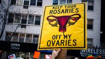 They can’t control our bodies! La revoca dell’aborto libero e sicuro apre un nuovo capitolo di oscurantismo per le donne negli USA
