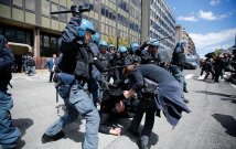 Roma - Violente cariche della polizia per sgomberare una palazzina occupata: ora basta!