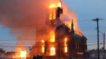 Canada - Ondata di incendi di chiese cattoliche dopo la scoperta di tombe con resti di bambine e bambini nativi