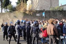 Verona - La polizia non riesce a fermare gli studenti