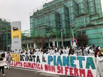 “Rise Up 4 Climate Justice rilancia dopo la perquisizione del Rivolta: conferenza stampa di massa sotto la sede di Eni a Metanopoli (Milano)”