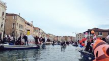 Venezia - La parata No Grandi Navi blocca il Canal Grande