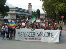 Trento - 2000 persone marciano #apiediscalzi contro il razzismo e i muri d'Europa