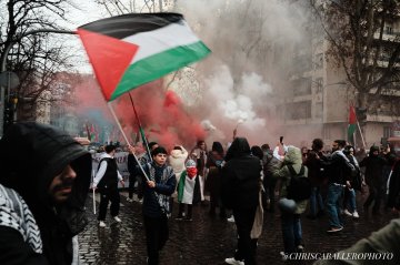 "Fermare il genocidio, ribaltare la narrazione a senso unico": decine di migliaia a Milano per la Palestina