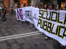 Bologna - In migliaia in difesa della scuola pubblica