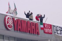 Yamaha di Lesmo, accordo raggiunto. Gli operai scendono dal tetto dopo 6 notti